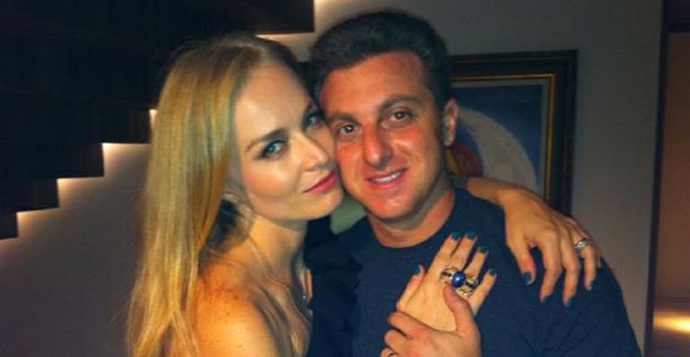 Angélica comemora aniversário ao lado de Luciano Huck, dos filhos e amigos