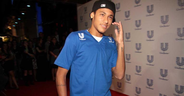 Neymar participa de festa para comemorar sua parceria com multinacional