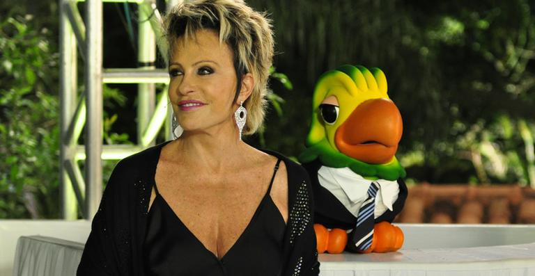 Vestidos de gala, Ana Maria Braga e Louro José recebem famosos em aniversário de programa