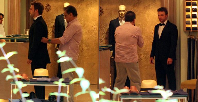 Elegante, Cássio Reis experimenta smoking no Rio