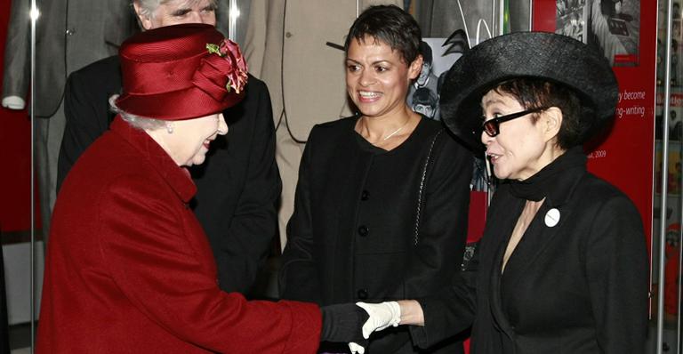 Yoko Ono elogia o look da rainha Elizabeth II