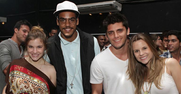 Bernardo Mesquita recebe ex-colegas de ‘Malhação’ em show