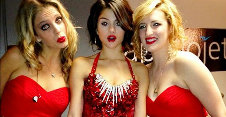 Selena Gomez mostra figurino de show de Natal