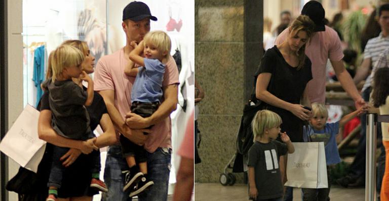 Dedicados Rodrigo Hilbert e Fernanda Lima com seus gêmeos João e Francisco