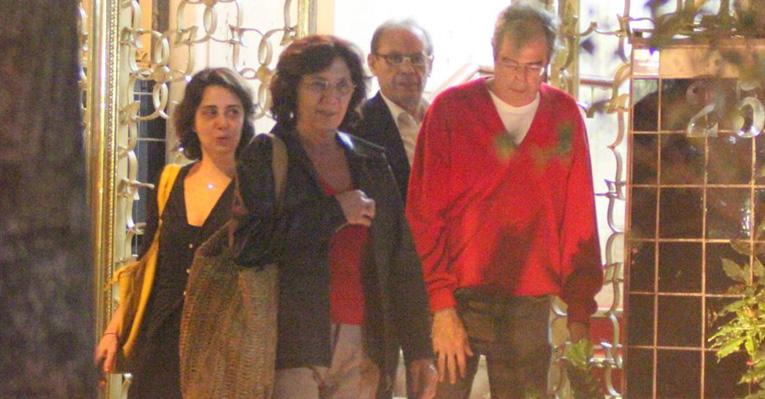 José Wilker janta com a namorada no Rio