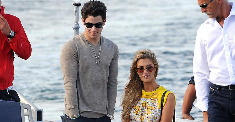 Nick Jonas passeia de barco com a namorada Delta Goodrem