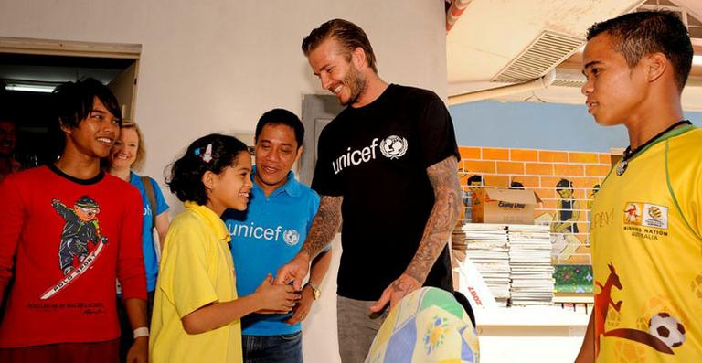 David Beckham visita crianças carentes nas Filipinas