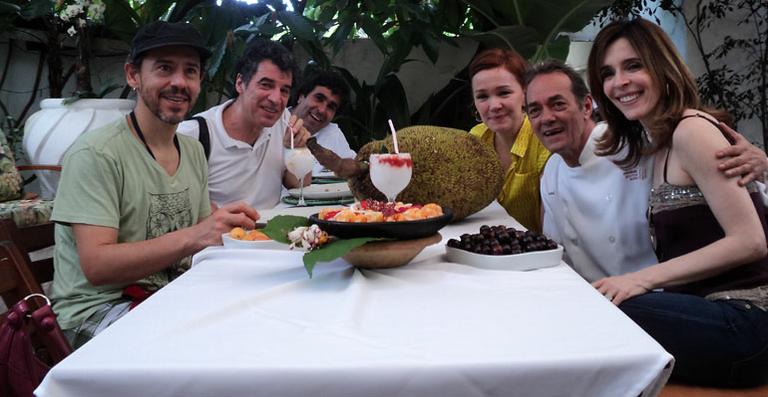 Julia Lemmertz e atores provam culinária baiana em Salvador