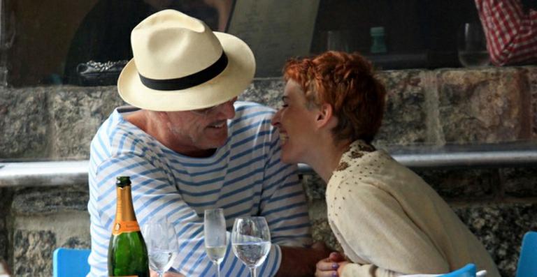 Pedro Bial namora Isabella Skowronski em restaurante carioca