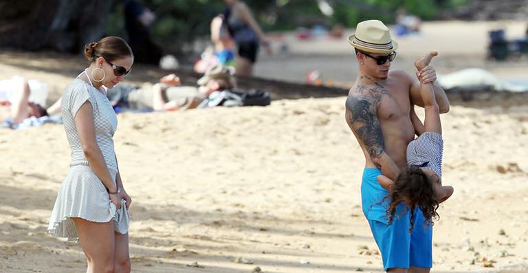 Jennifer Lopez aproveita praia com affaire e filha