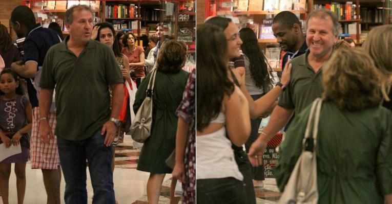 Zico recebe carinho de fãs durante passeio por shopping do Rio de Janeiro