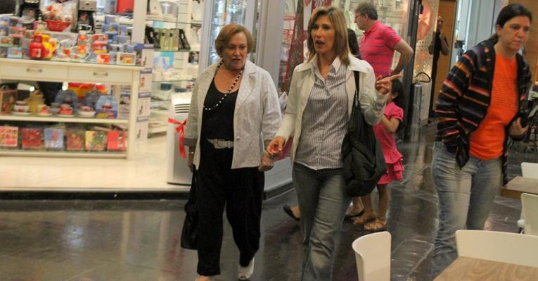 Nicette Bruno e Beth Goulart aproveitam o sábado para passear no shopping