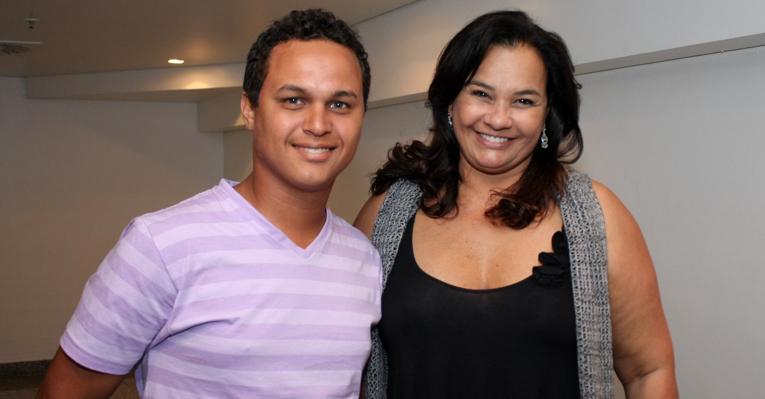 Solange Couto vai com o marido ao show do Exaltasamba
