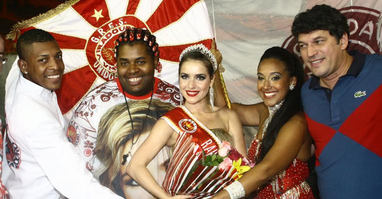 Monique Alfradique é coroada rainha de bateria da Viradouro