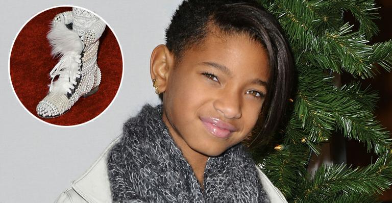 Willow Smith chama atenção com bota cravejada de pérolas