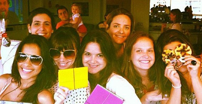 Famosos se reúnem para trocar presentes no ‘amigo oculto’