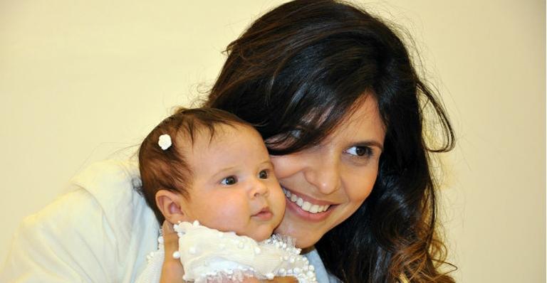 Aline Barros ‘consagra’ a filha, Maria Catherine, em igreja