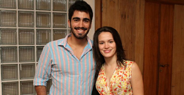 Bianca Bin leva o amado Pedro Brandão ao teatro