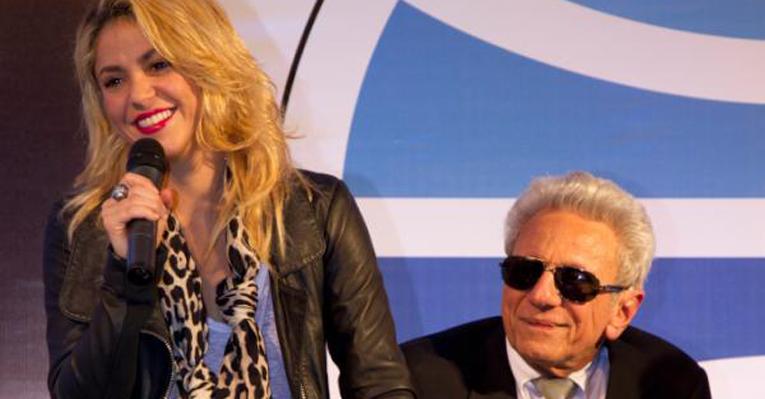Shakira acompanha o pai em lançamento de livro em Bogotá