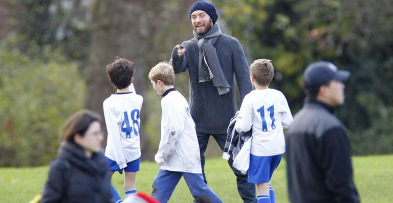 Jude Law torce por filho em jogo de futebol na Inglaterra