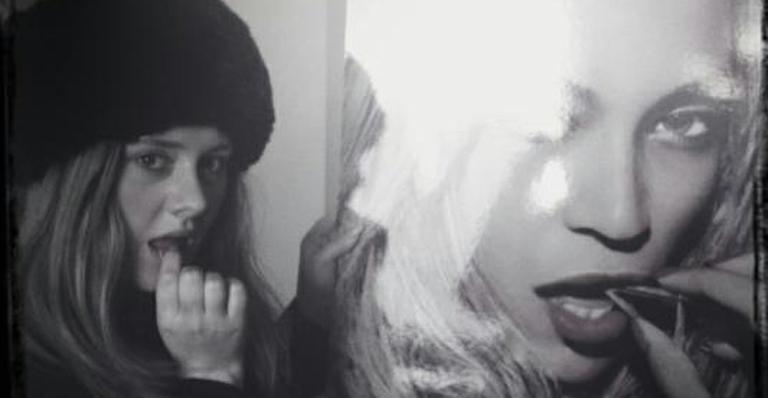 Em alta na música, Adele imita pose de Beyoncé