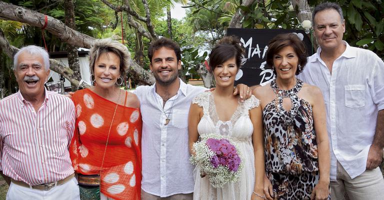 Ana Maria Braga irradia felicidade na boda de seu caçula