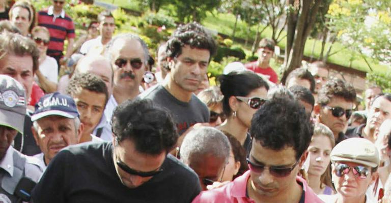 Raí chora a morte do irmão Sócrates
