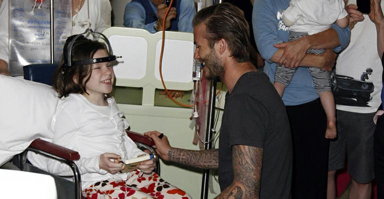 David Beckham distribui autógrafo a crianças doentes