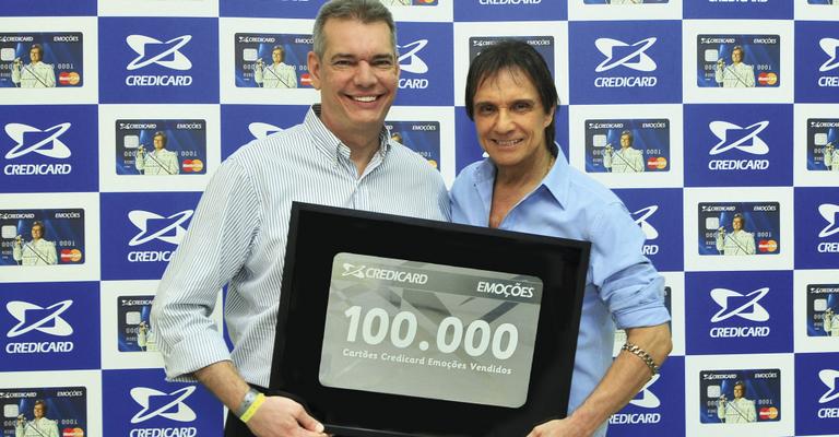Leonel Andrade e Roberto Carlos comemoram sucesso de venda dos cartões com a imagem do Rei