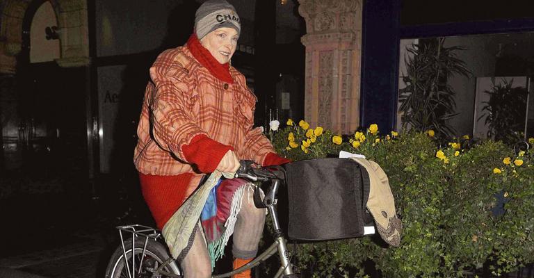 Vivienne Westwood escolheu a bicicleta como meio de transporte