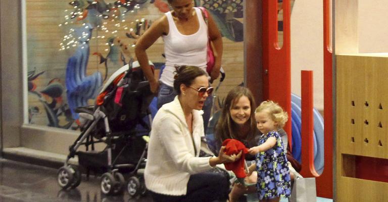 Carolina Ferraz e Fernanda Rodrigues em passeio com Luísa