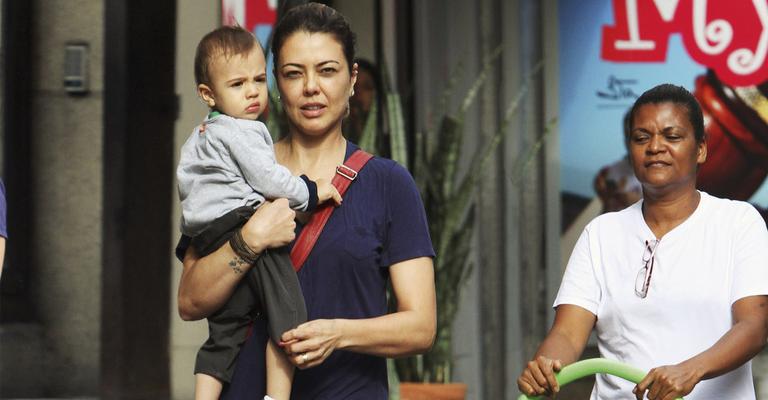 Ex-jogadora de vôlei, Leila Barros, mima o filho em passeio