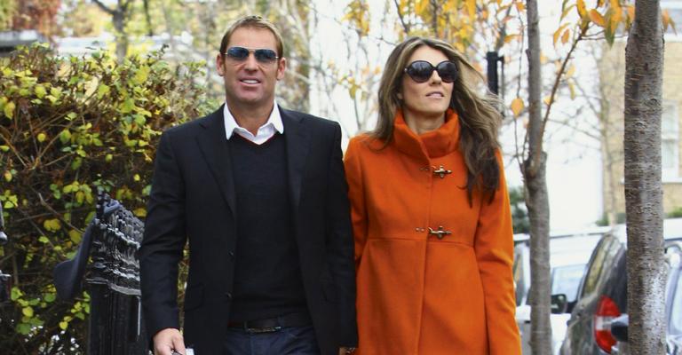 A felicidade de Liz Hurley com o noivo Shane Warne