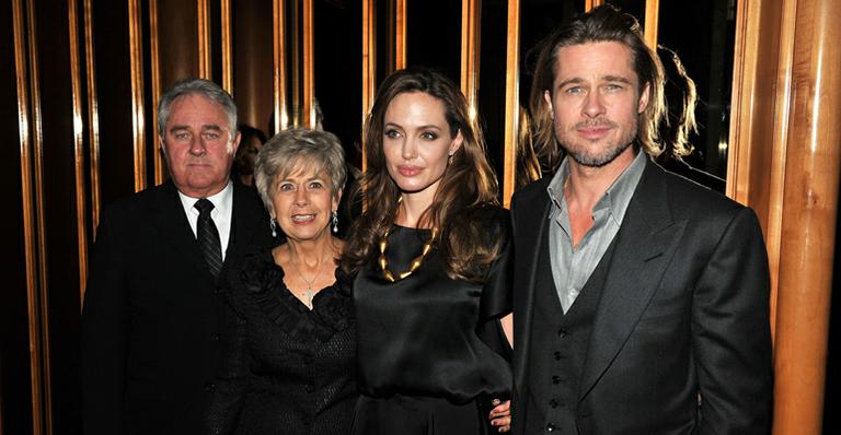 Angelina Jolie conta com a presença dos sogros e de Brad Pitt em première