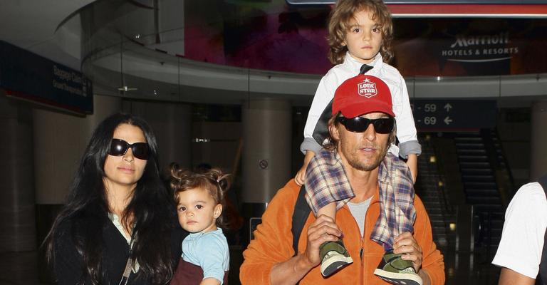 Camila Alves e Matthew McCqnaughey com os filhos na volta do Dia de Ação de Graças