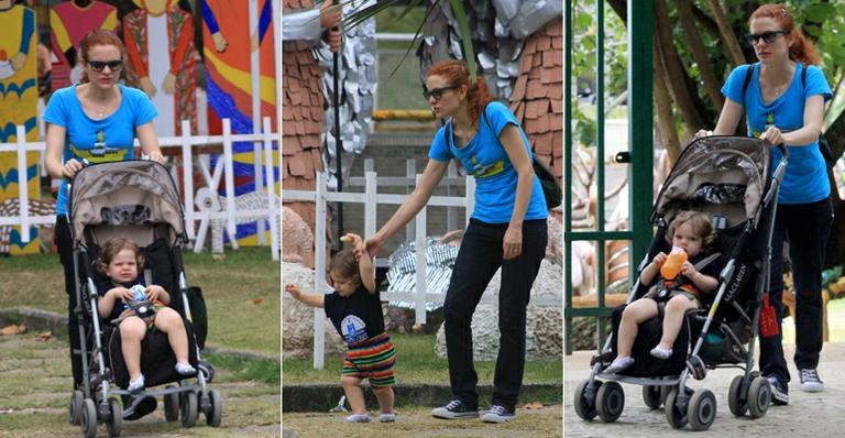 Maria Eduarda mostra decoração natalina para a pequena Luisa
