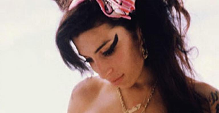 4 meses após sua morte, Amy Winehouse lidera parada musical