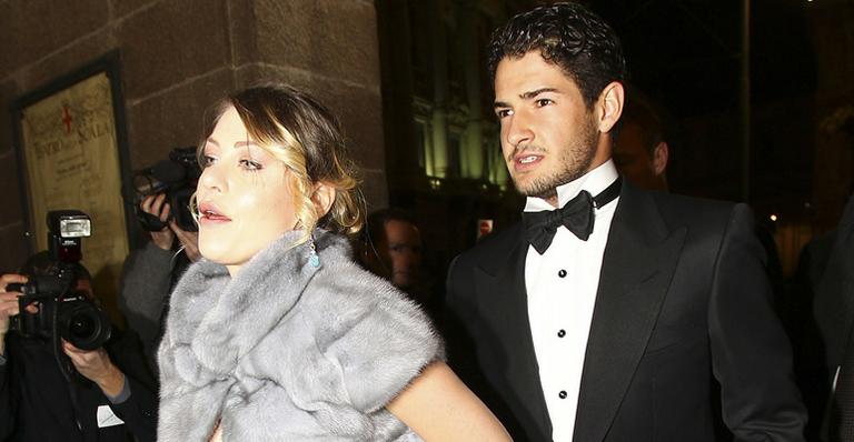 Alexandre Pato em noite de gala no teatro com a namorada