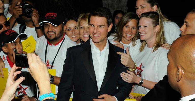 Tom Cruise causa frisson com fãs durante exibição de filme