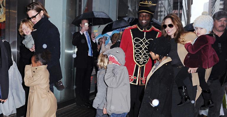 Angelina Jolie e Brad Pitt levam filhos para comprar brinquedos