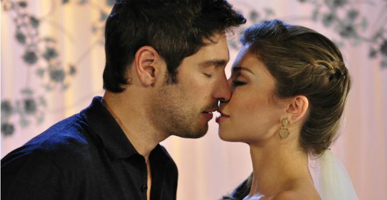 Grazi Massafera e Victor Pecoraro gravam cena de beijo em novela