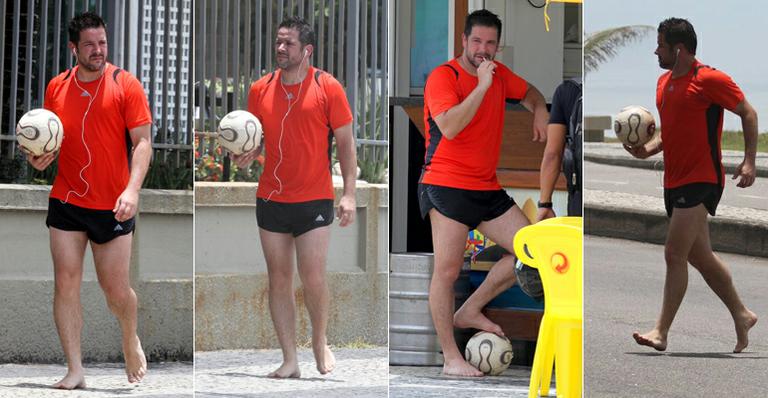 Murilo Benício joga futebol sozinho, na orla da praia