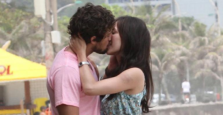 ‘A Vida da Gente’: Marjorie Estiano e Rafael Cardoso gravam cena romântica