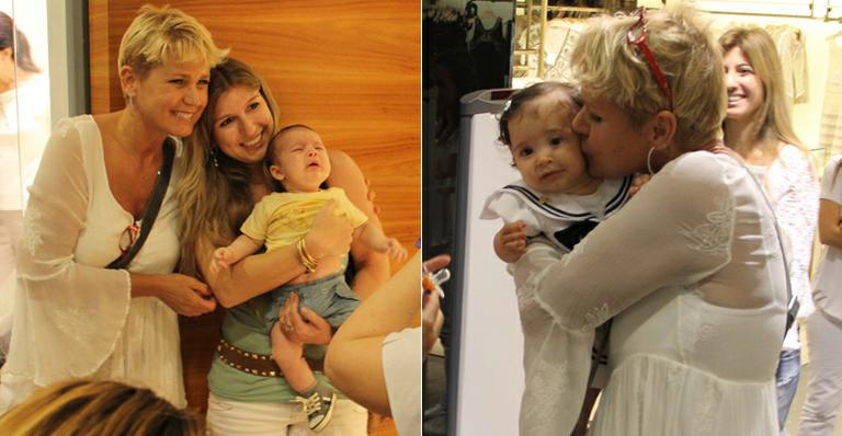 Xuxa causa frisson e atende fãs em shopping