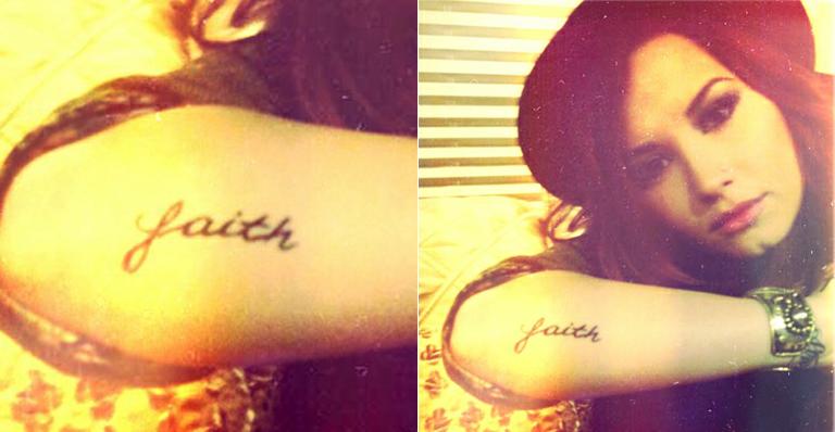 Demi Lovato tatua a palavra ‘Fé’ no braço direito e mostra a arte em sua página no twitter