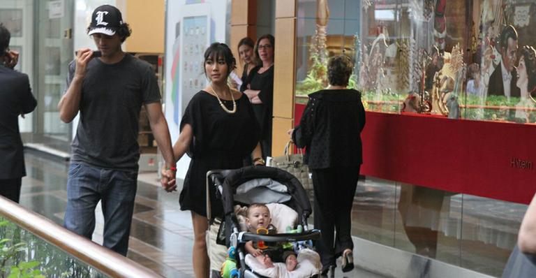 De mãos dadas, Daniele Suzuki passeia com o marido e o filho no Rio