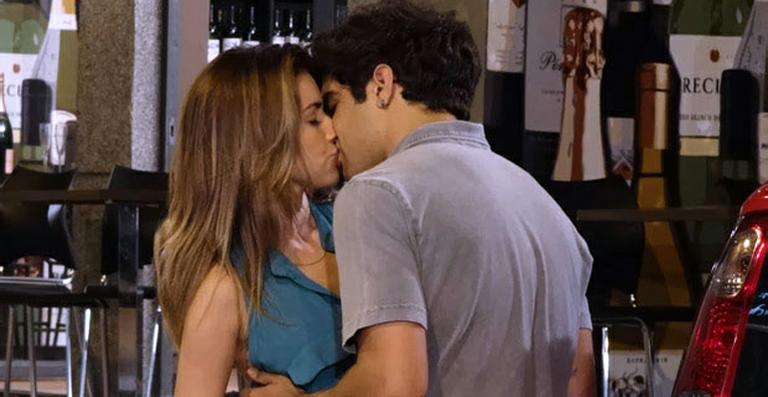 Antenor surpreende Beatriz e a beija em fim de encontro