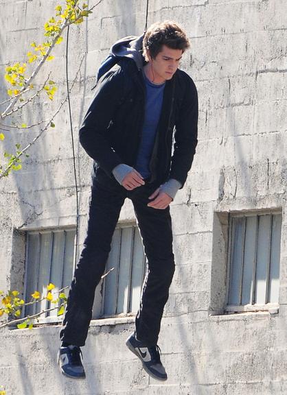 Andrew Garfield roda 'O Espetacular Homem-Aranha' pendurado por cabos ...