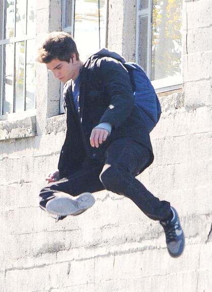 Andrew Garfield roda 'O Espetacular Homem-Aranha' pendurado por cabos ...