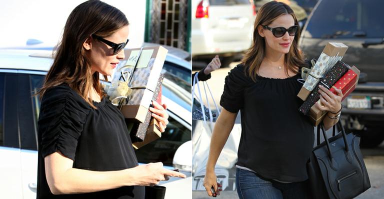 Grávida de seis meses do 3º filho com Ben Affleck, Jennifer Garner faz compras para o Natal
